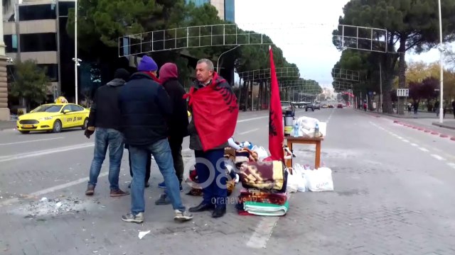 Ora News - Sudentët kalojnë natën para ministrisë së Arsimit dhe kryeministrisë