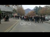 Ora News - Studentët e Universitetit të Mjekësisë marshojnë drejt Parlamentit