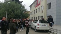 Ora News - Studentët u bëjnë thirrje me megafon studentëve të tjerë të bojkotojnë mësimin