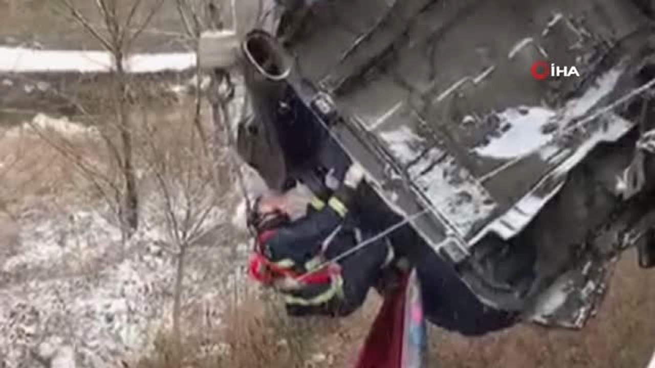 Çin'de Tır Köprüde Asılı Kaldı- Tır Şoförünün Nefes Kesen Kurtarılma Anı