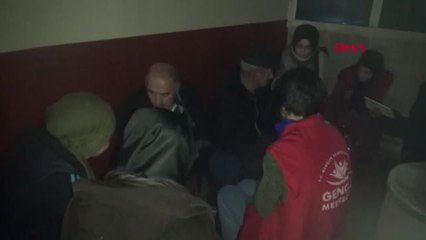 Bitlis Gönüllü Gençler, Kıraathanelerdekilere Kitap Okuma Alışkanlığı Kazandırıyor