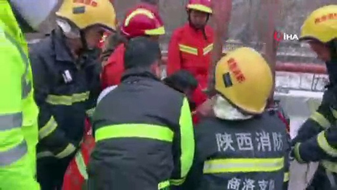 - Çin’de Tır Köprüde Asılı Kaldı- Tır Şoförünün Nefes Kesen Kurtarılma Anı