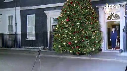 Premiê britânica supera voto de censura