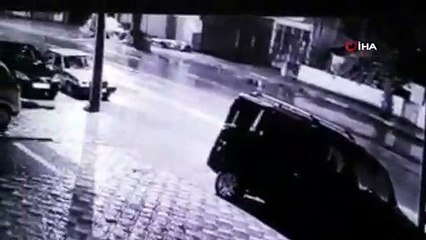 İşçi servisinden inen kadına otomobil böyle çarptı