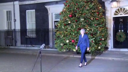 Premiê britânica supera voto de censura