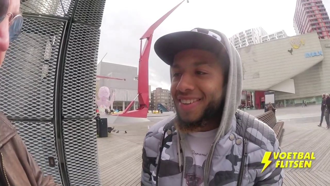 Tonny Vilhena (Feyenoord) zingt Hand in Hand Kameraden