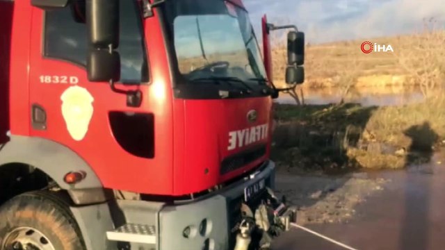 Sağanak yağış sonrası mahsur kalan öğrenci servisinin imdadına itfaiye yetişti