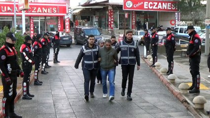 Yaşlı kadını dolandıran sahte polisler yakalandı