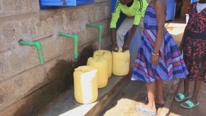 El agua potable que cae del cielo en el suburbio keniano de Kibera