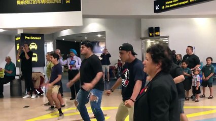 Il reçoit un accueil chaleureux de la part de sa famille à l'aéroport