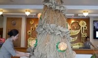 Dekorasi Unik, Hotel di Solo Pajang Pohon Natal dari Akar Wangi 