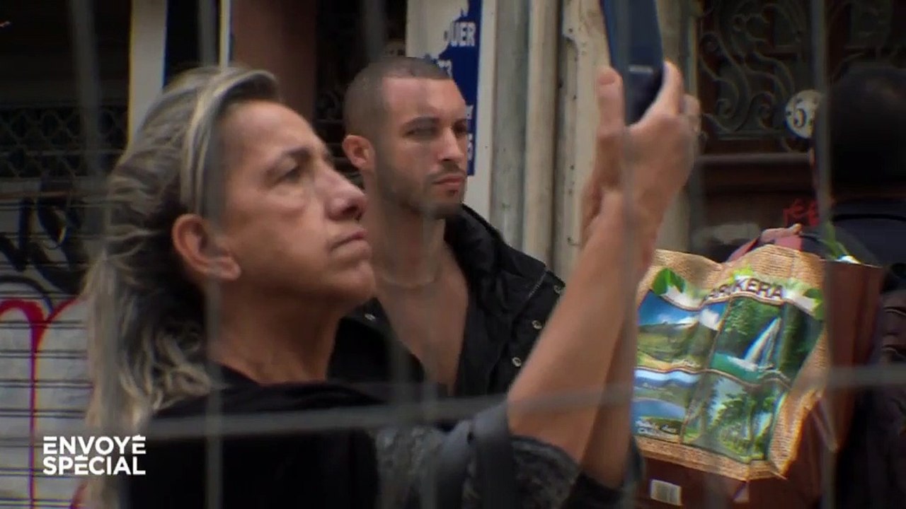 Marseille, rue d'Aubagne : à 8h51 les murs de l'entrée s'effritent, à 9h09 l'immeuble est parti en poussière