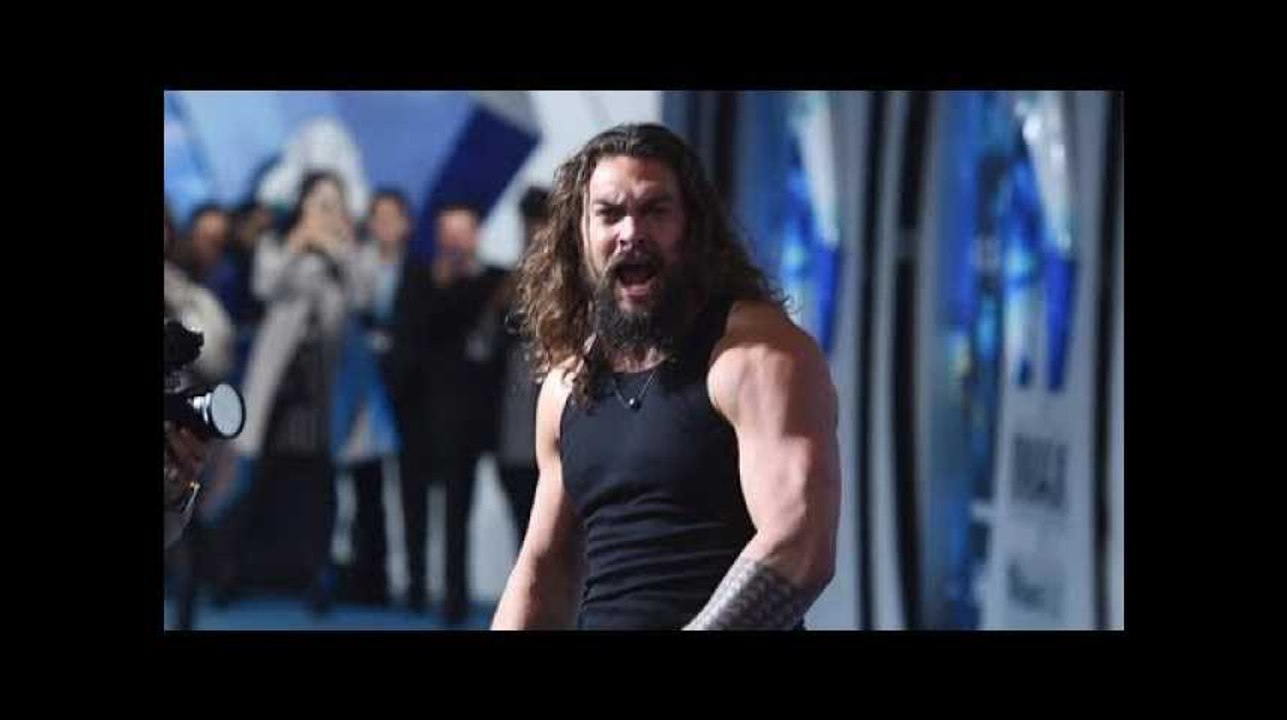 Jason Momoa lance un Haka impressionnant sur le tapis rouge de "Aquaman"
