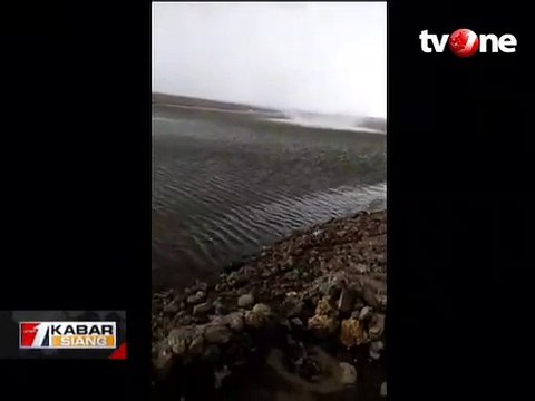 Ngeri, Detik-detik Angin Puting Beliung Terjang Rumah-rumah