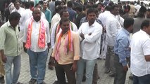 KCR Pramana Sweekaram : TRS Leaders Hulchul At Raj Bhavan | Oneindia Telugu