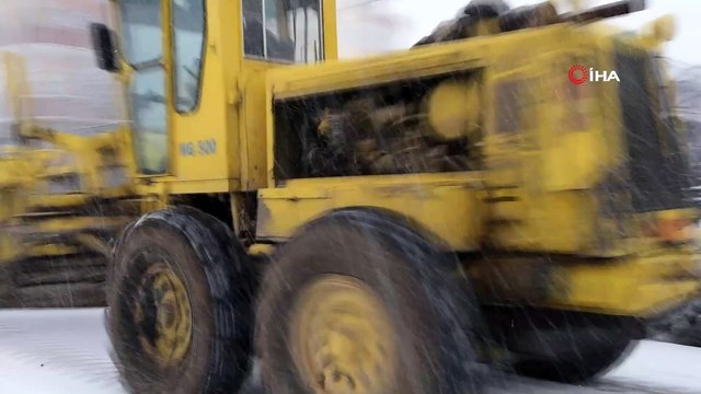 Ahlat’ta kar yağışı hayatı olumsuz etkiledi...23 köy yolunun ulaşıma kapandığı ilçede eğitime yarım gün ara verildi