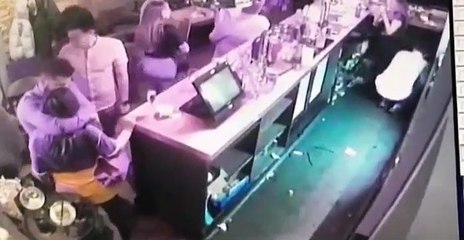 Choc : il étrangle sa copine dans un bar jusqu'à qu'elle s’évanouisse