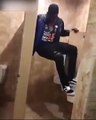 Instant karma pour ce jeune qui voulait exploser des toilettes !