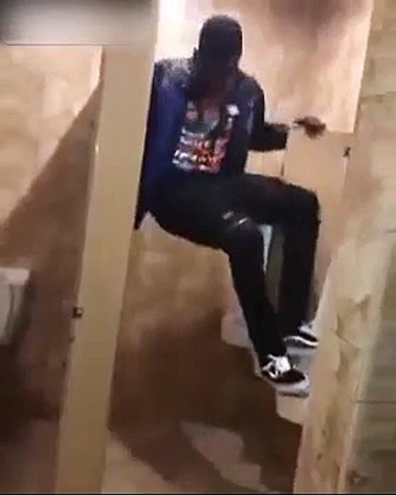 Instant karma pour ce jeune qui voulait exploser des toilettes !