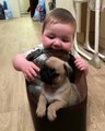 Ce bébé et ce chiot font connaissance. Ils sont trop mignons !