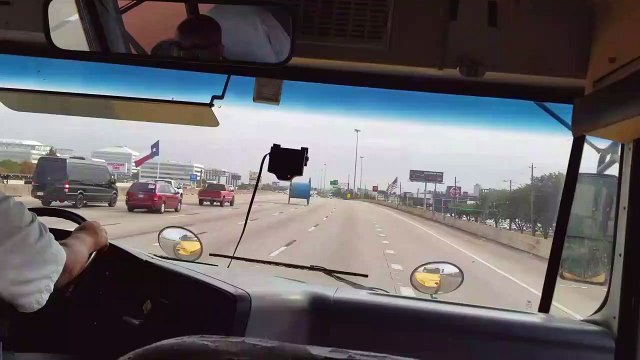 Un automobiliste croise un rouleau géant sur l'autoroute aux Etats Unis