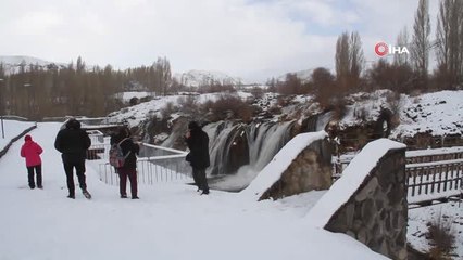 Muradiye Şelalesi Her Mevsim Güzel