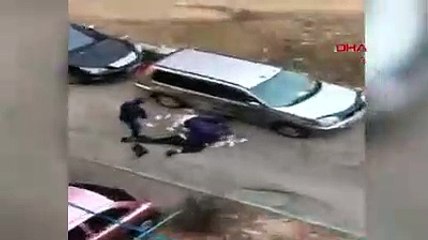 Önce darp edip sonra yere savrulan paraları yağmaladılar