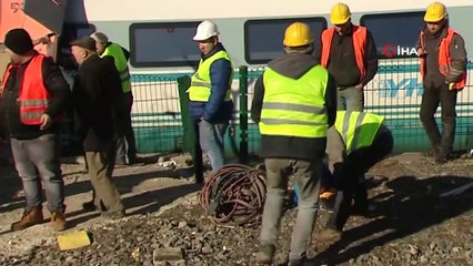 Tren Kazası Sonrası Enkaz Kaldırma Çalışmalarına Devam Ediliyor
