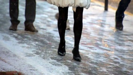 [날씨] 아슬아슬 출근길 피한 함박눈, 추위에 도로는 빙판 / YTN