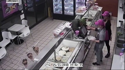 Un serveuse tente de repousser un braqueur avec des coups de couteau