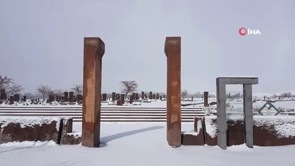 Tarihi Selçuklu Mezarlığı Beyaz Gelinliğini Giydi