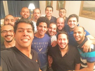 الجمهور يعثر على توأم نجم مسرح مصر الذي لم يكن يعلم بوجوده