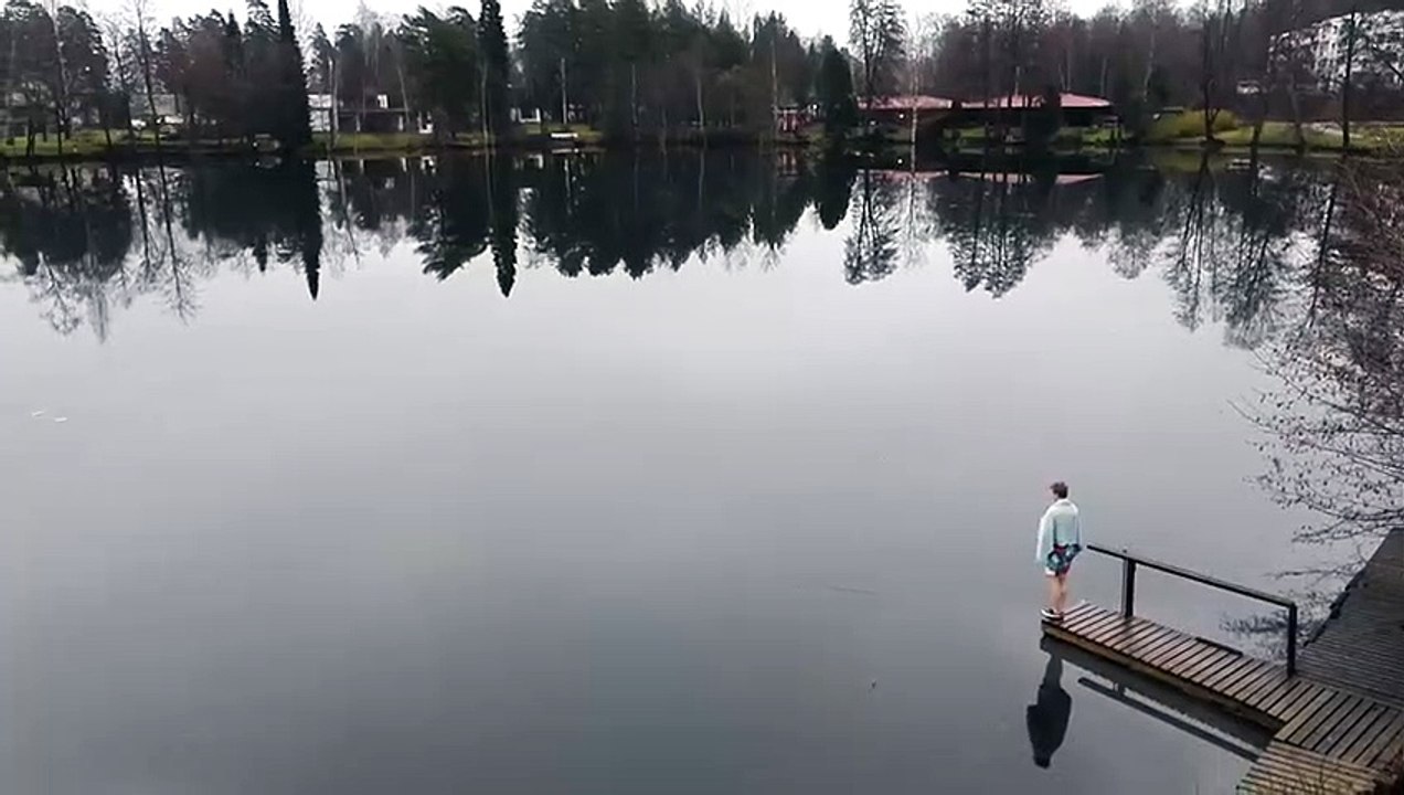 Plonger dans un lac en hiver