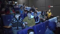 Arnavutköy'de Açılan İlk Sinema Salonuyla Çocuklar Sinemada Film İzlemenin Keyfini Yaşadı