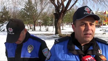 Polis ve öğrenciler, sokak hayvanları için doğaya yem bıraktı