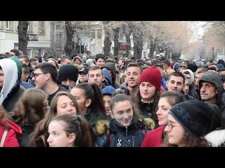 Nxënësit masivizojnë protestën e studentëve në Korçë - News, Lajme - Vizion Plus