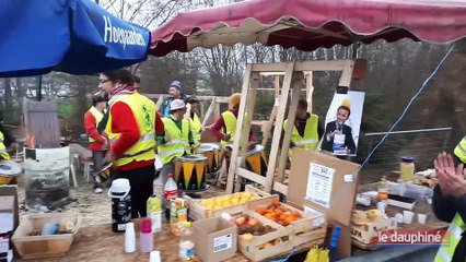 Au rond-point de la Croix-de-Romans, des percussions pour soutenir les Gilets jaunes