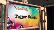 El Santa del centro de Caracas crea juguetes con sus manos