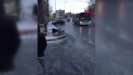 Kayseri Buzlu Yolda Kayan Otobüsün Çarptığı Otomobilin Sürücüsü Ezilmekten Son Anda Kurtuldu