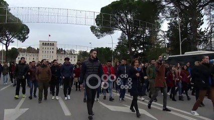Ora News - "Jemi në dietë nuk i hamë më gënjeshtrat", studentët vijojnë protestat