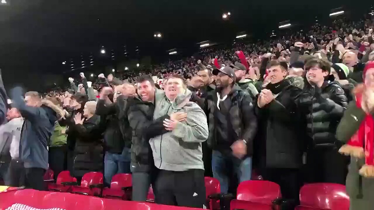 VÍDEO: Adepto invisual festeja golo de Salah com ajuda do relato de um amigo