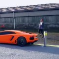 Un jeune homme et sa Lamborghini