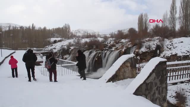 Van Muradiye Şelalesine Yerli Turist Akını