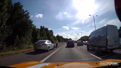 Il double tout le monde sur la bande d'arret d'urgence et va le regretter