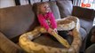 Ces fillettes vivent avec des serpents dans leur maison et n'ont vraiment pas peur