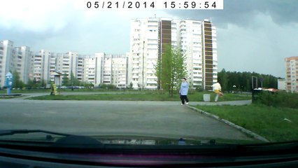 Une tempête de 20 secondes balaye une rue en Russie et puis plus rien