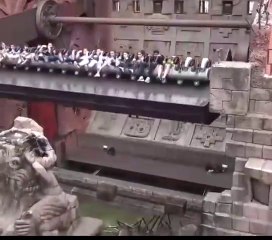 Un manège complètement fou la tête à l'envers dans les flammes