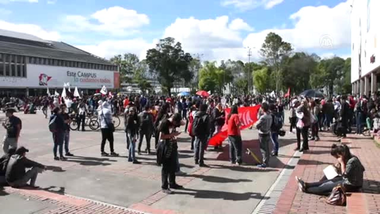 Öğrencilerin Hükümet Karşıtı Gösterileri Devam Ediyor