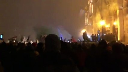 Halk sokakta: Macaristan’da mesai süresini artıran ‘köle yasası’ protesto ediliyor