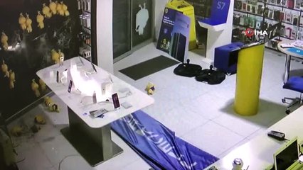 20 Dakika Arayla 2 Cep Telefonu Mağazasını Soyan Hırsızlar Güvenlik Kamerasına Yakalandı